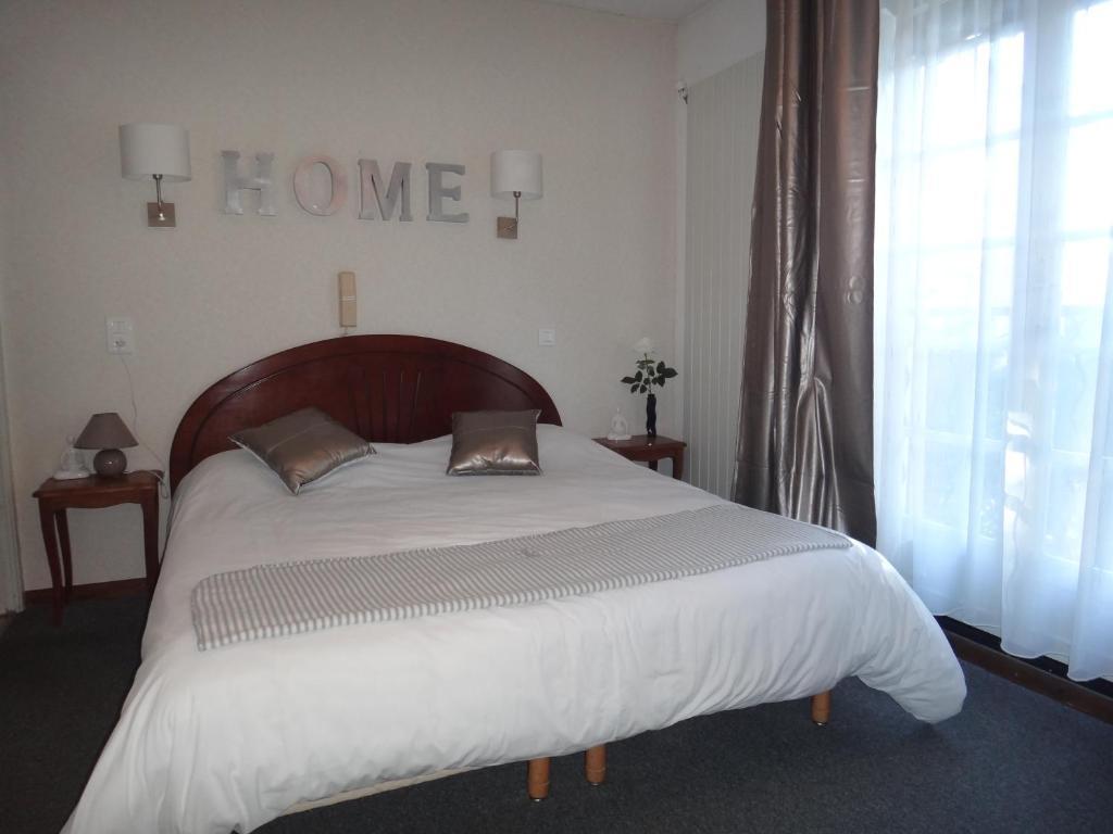 Le Petit Manoir Logis Hotel Les Angles  Room photo