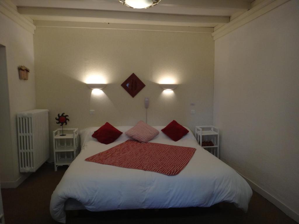 Le Petit Manoir Logis Hotel Les Angles  Room photo