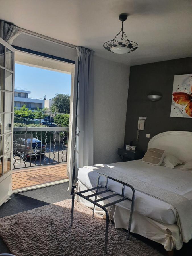 Le Petit Manoir Logis Hotel Les Angles  Exterior photo