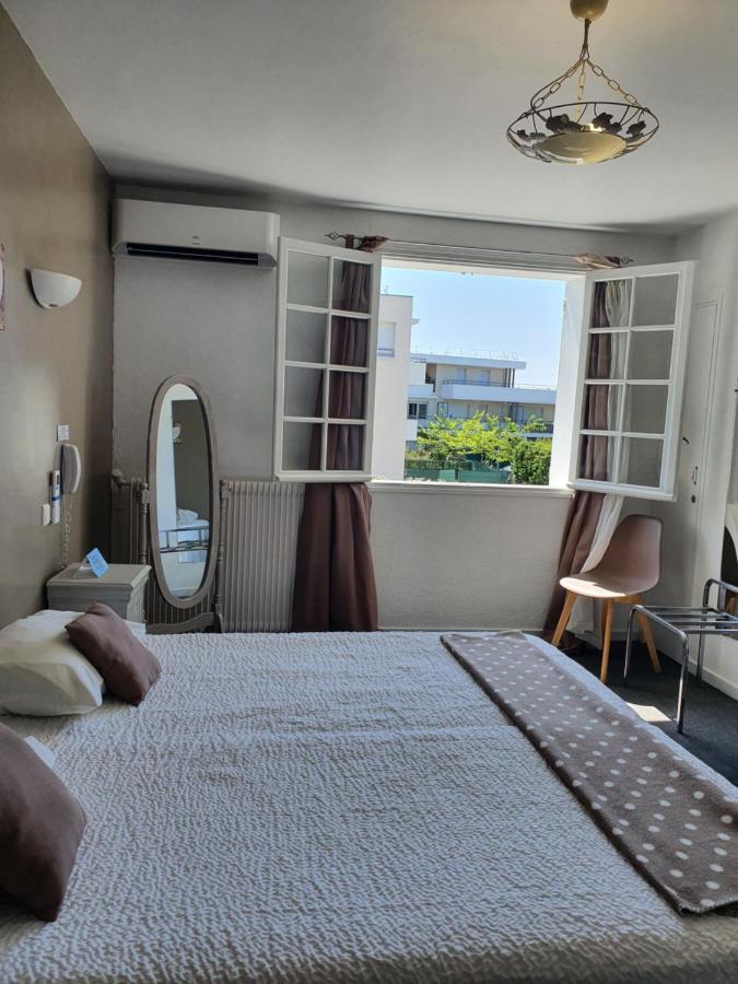 Le Petit Manoir Logis Hotel Les Angles  Exterior photo