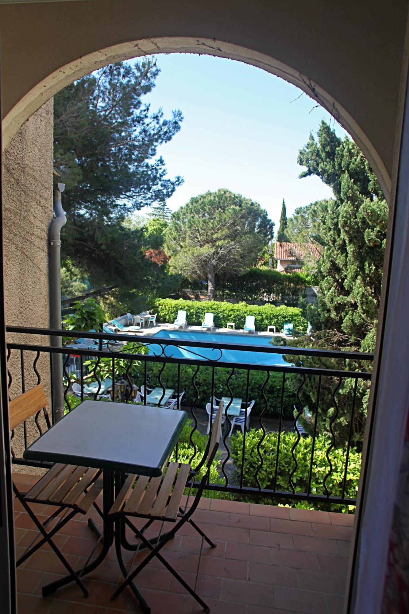 Le Petit Manoir Logis Hotel Les Angles  Exterior photo