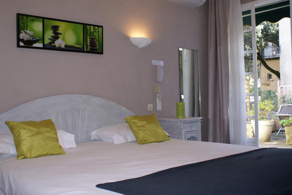 Le Petit Manoir Logis Hotel Les Angles  Exterior photo