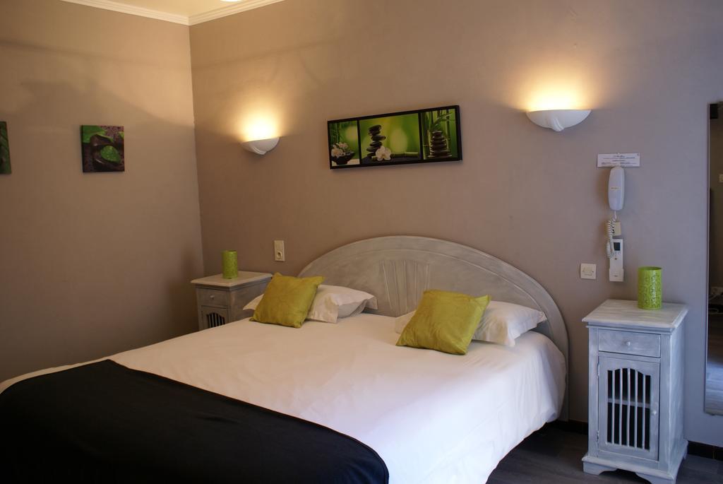 Le Petit Manoir Logis Hotel Les Angles  Exterior photo