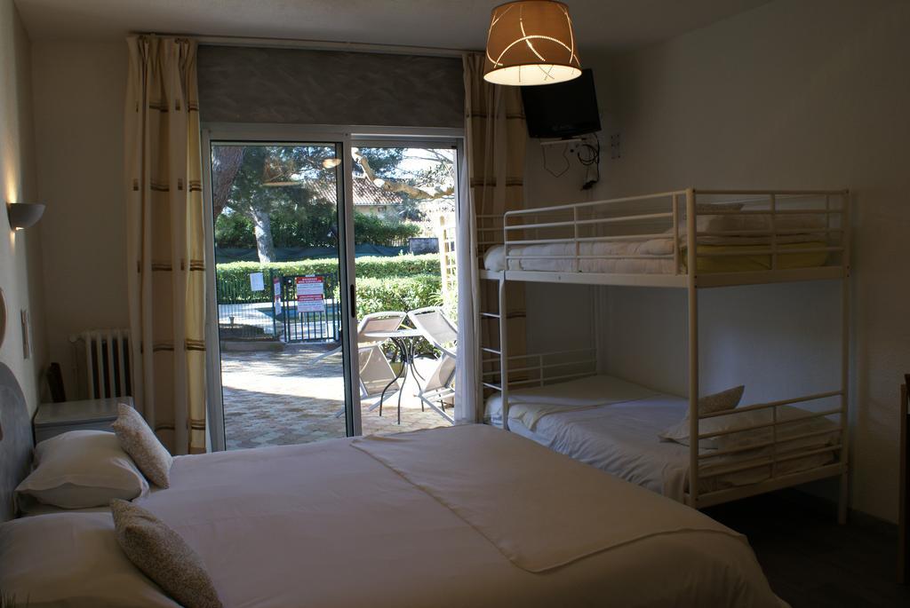 Le Petit Manoir Logis Hotel Les Angles  Exterior photo