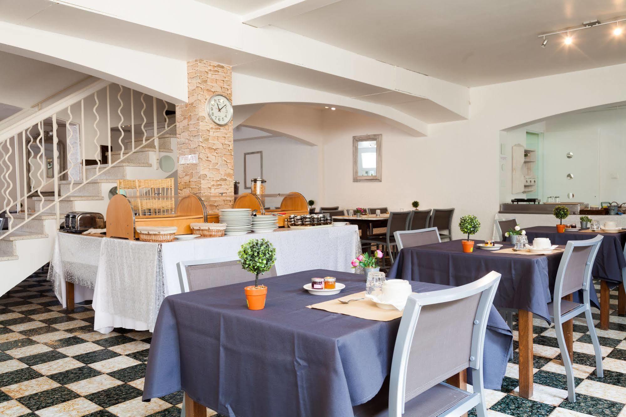 Le Petit Manoir Logis Hotel Les Angles  Exterior photo