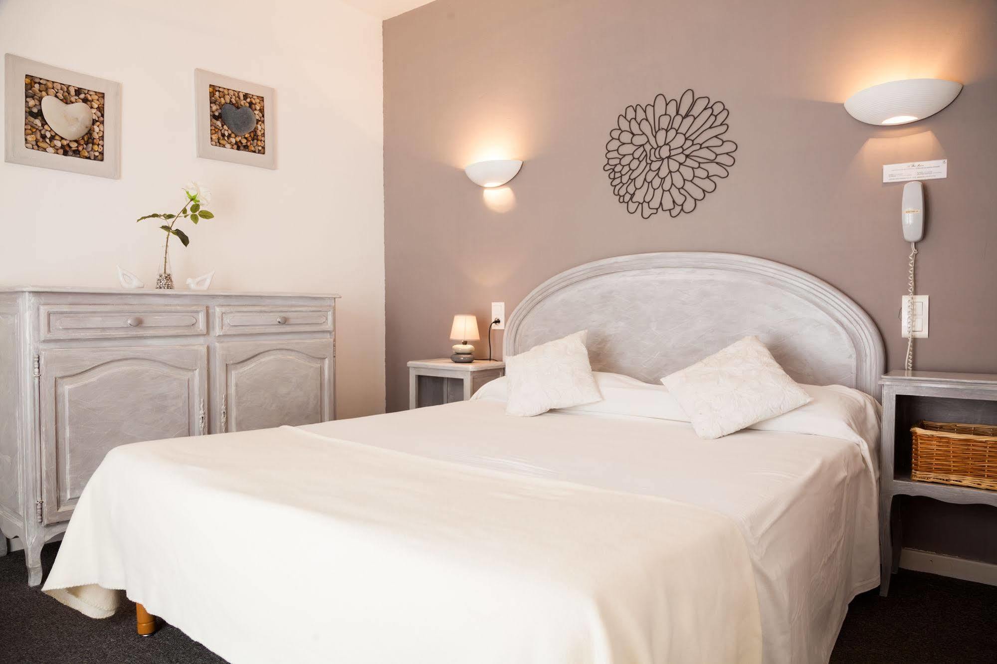 Le Petit Manoir Logis Hotel Les Angles  Exterior photo